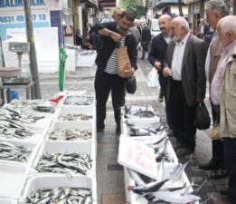 900 gramlık palamut 50 lira: Vatandaş sıraya girdi