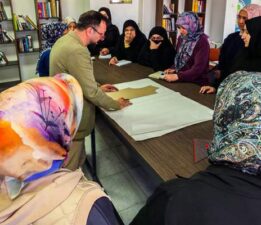 Kadınlar moda tasarımı kursuyla meslek öğreniyor