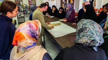 Kadınlar moda tasarımı kursuyla meslek öğreniyor