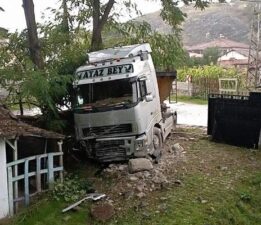 Yağışta kayan tır evin bahçesine girdi