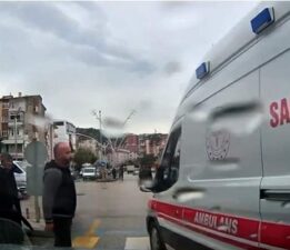 Ambulansa yol açmak için araçlarından inip sürücüyü uyardı