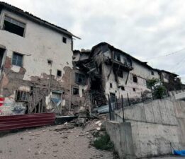 Tokat’ta metruk binanın çökme anı kamerada