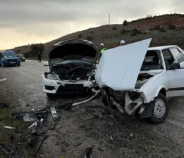 Tokat’ta iki aracın kafa kafaya çarpıştığı kazada 5 kişi yaralandı