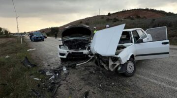Tokat’ta iki aracın kafa kafaya çarpıştığı kazada 5 kişi yaralandı