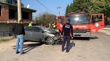 Beton direğe çarpan otomobil hurdaya döndü: 1 yaralı