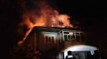 Banyo kazanından çıkan yangında ev kullanılamaz hale geldi